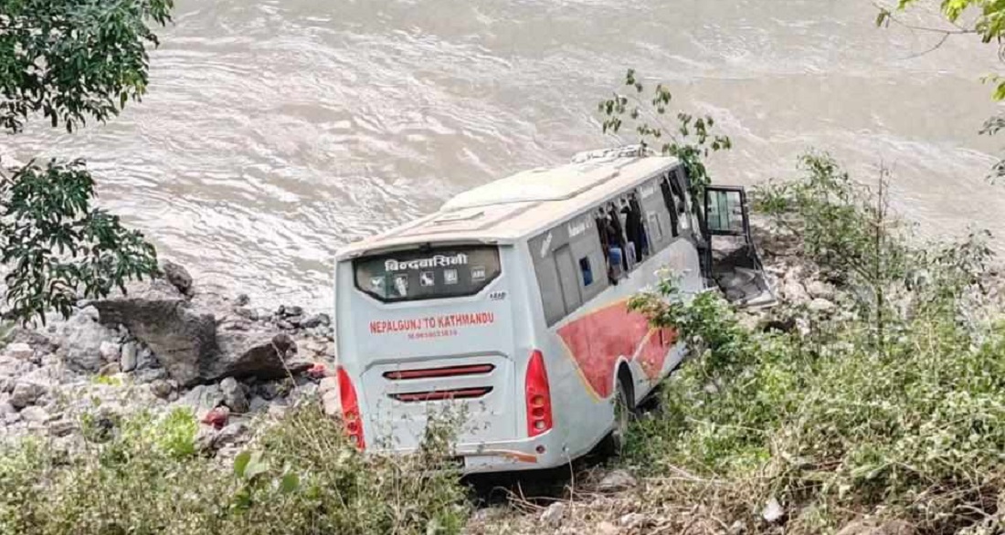 काठमाडौं आउँदै गरेको बस त्रिशूली किनारमा खस्यो, २० घाइते, ५ जनाको अवस्था गम्भीर