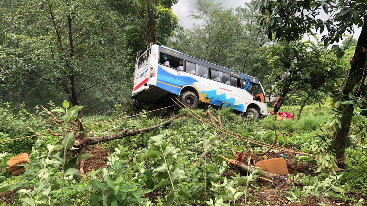 रामेछापबाट काठमाडौं आउँदै गरेको यात्रुबाहक बस दुर्घटनाः ७ जना घाइते