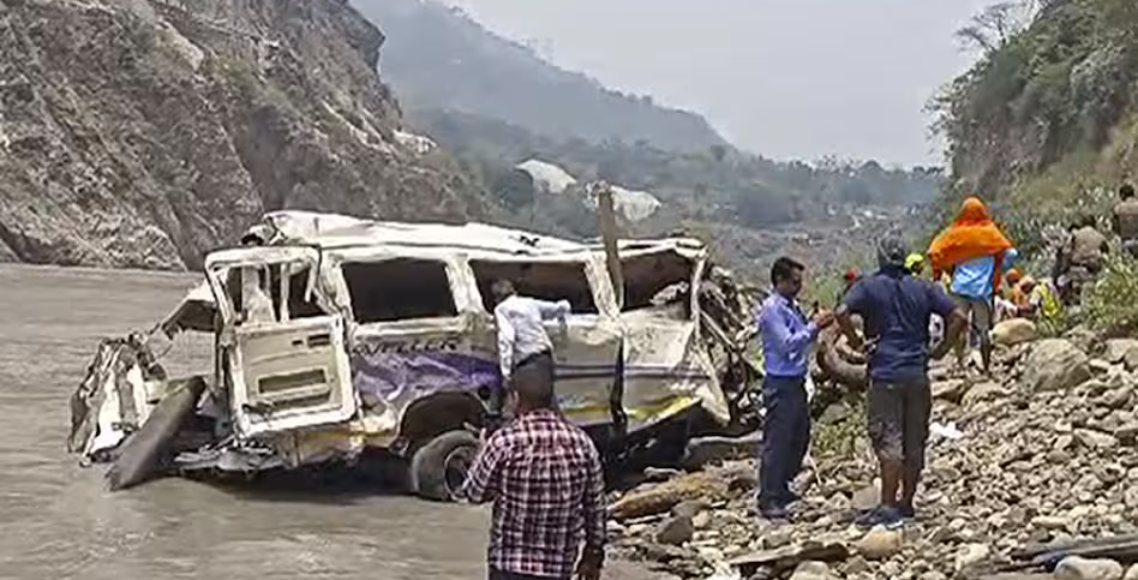 पर्यटकले भरिएको गाडी नदीमा खस्दा १४ जनाको मृत्यु