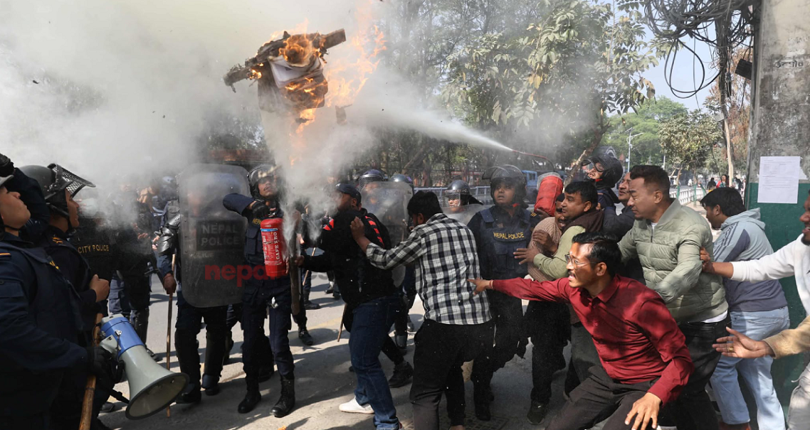 कुलमानलाई हटाएको विरोधमा काठमाडौँमा ऊर्जामन्त्रीको पुत्ला दहन