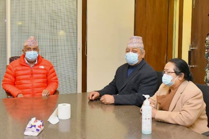 वामदेव गौतमलाई भेट्न प्रधानमन्त्री ओली भैंसेपाटीमा, गरे सहकार्यको प्रस्ताव