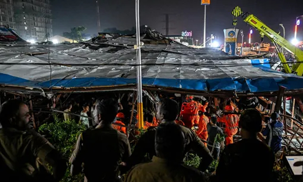 होर्डिङ बोर्ड ढल्दा १४ जनाको मृत्यु , ७४ जना घाइते