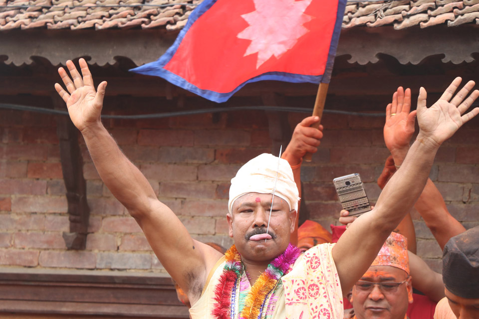 जात्रामा बोडेका ४८ वर्षका बुद्धकृष्णले आठौँ पटक जिब्रो छेडे
