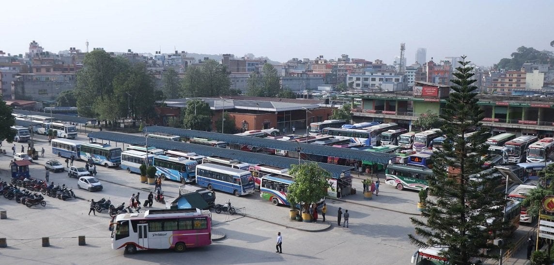 काठमाडौंबाट छुट्न थाले लामो दुरीका सवारी साधन,  भित्रिए १८ सय गाडी