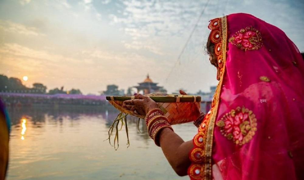 सूर्यको पूजा आराधना गरी आज छठ पर्व मनाइँदै