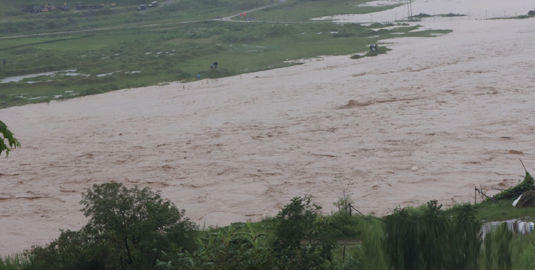 मन्थलीस्थित बागमती नदीको किनारमा ३ वटा शव भेटिए, काठमाडौंबाटै बगाएर लगेको आशंका