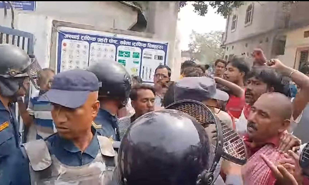 धनुषामा दुईपक्षीय झडप, प्रहरीद्वारा अश्रुग्यास प्रहार