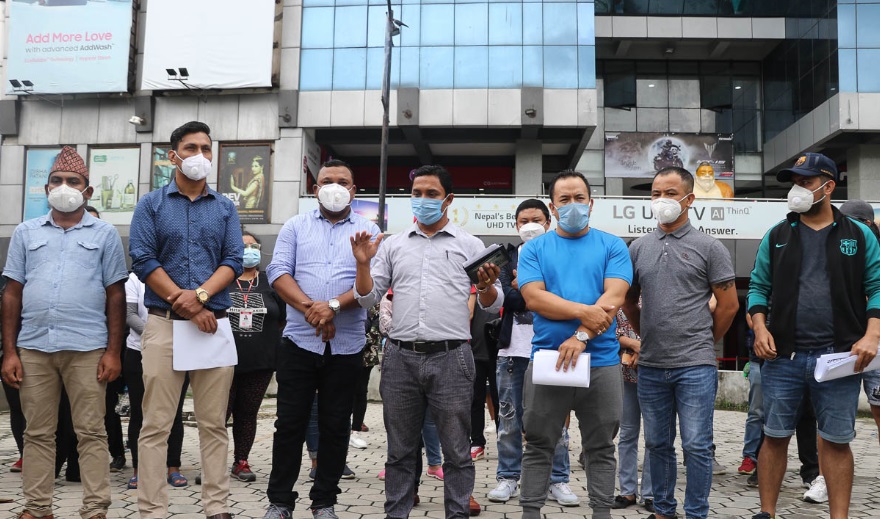 भाडा तिर्न दबाव दिएको भन्दै सिभिल मलका व्यापारीले सञ्चालकलाई बुझाए चाबी