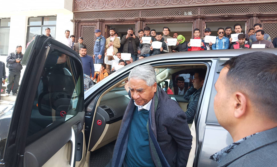 कांग्रेसका नेता कार्यकर्ताकाे  केन्द्रीय कार्यालयमा धर्ना