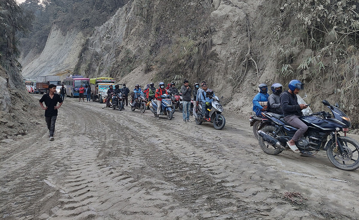 समयमा काम नहुँदा दाउन्ने सडकखण्डको यात्रा कष्टपूर्ण