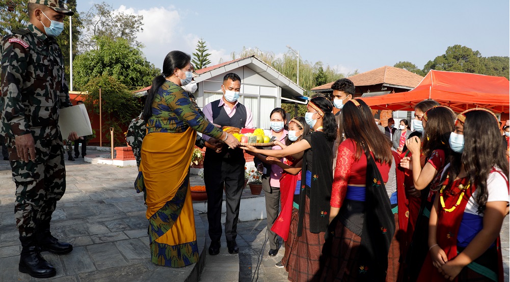राष्ट्रपति कार्यालयको आँगनमा देउसी भैलो, राष्ट्रपतिले दिइन् सेलरोटीसहितको दक्षिणा