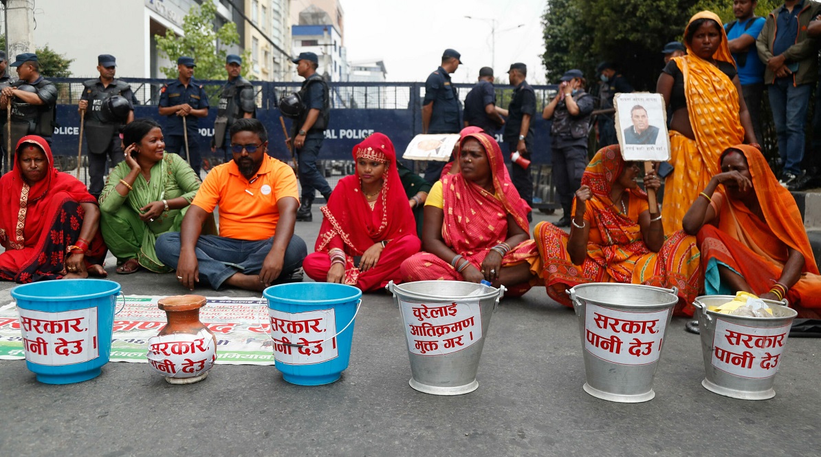 पानी माग्दै  राजधानीको बानेश्वरमा चुरे संरक्षणकर्ताको आन्दोलन  (तस्बिरहरू)