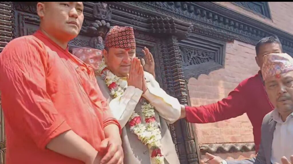 पूर्वराजा ज्ञानेन्द्र शाहद्वारा गोरखनाथ मन्दिरको दर्शन, देश बचाउन जनताको अपिल