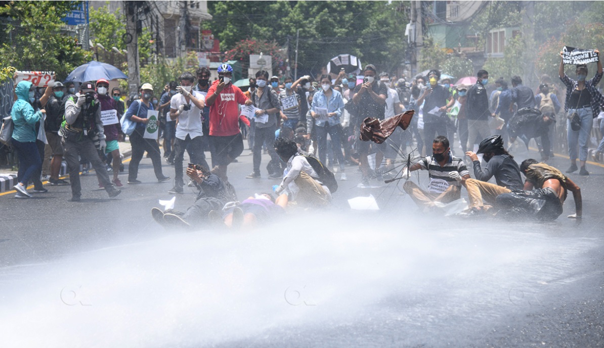 प्रधानमन्त्री निवासअगाडि प्रदर्शनमा उत्रिएकालाई प्रहरीको दमन