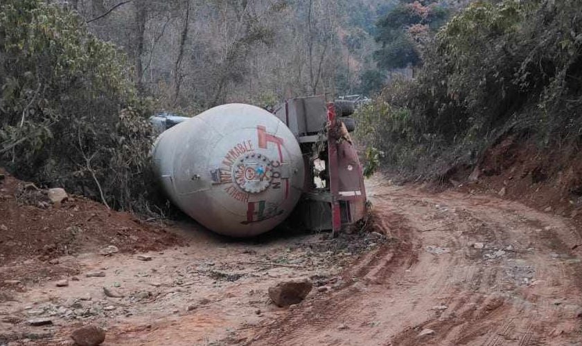 भीमफेदीमा ग्यास बुलेट पल्टियो, सडक अवरुद्व