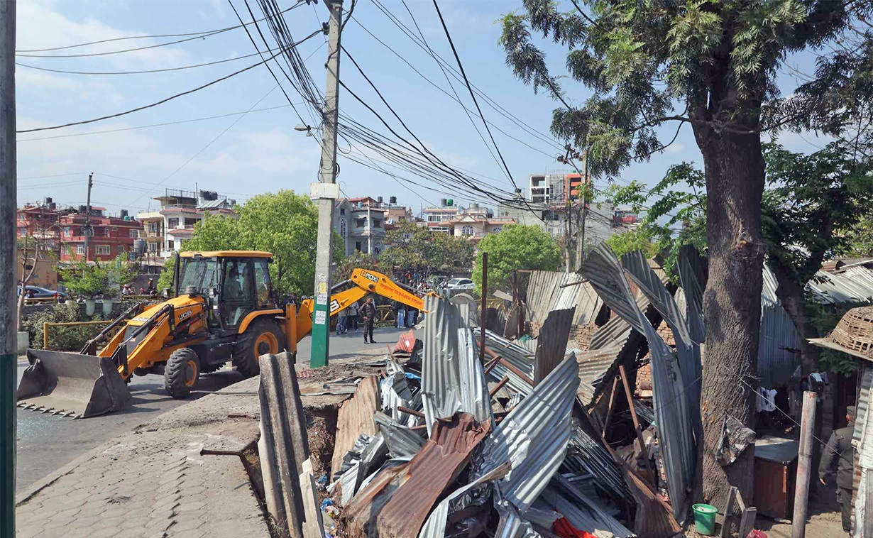 कालोपुलमा गुठी संस्थानको जग्गा अतिक्रमण गरेर  बनेका अवैध संरचनामा चल्यो डोजर