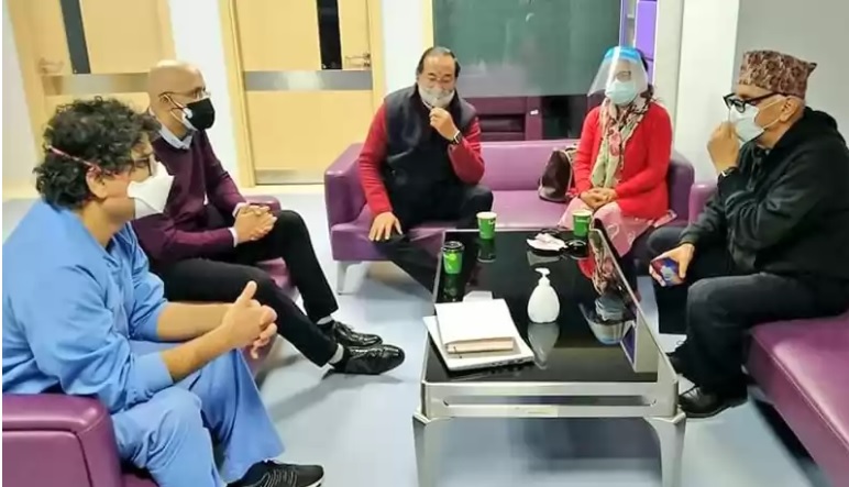 राजेन्द्र लिङदेनको स्वास्थ्य अवस्था बुझ्न कमल थापा अस्पतालमा
