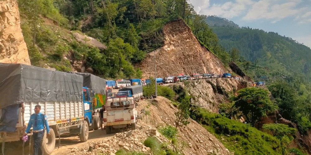 कर्णाली राजमार्ग पुनः अवरुद्ध, यात्रु बीच बाटोमै अलपत्र