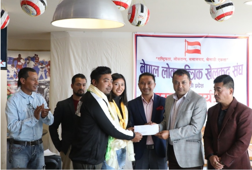 लोकतान्त्रिक खेलकुद संघले गर्यो महिला क्रिकेट टिमलाई सम्मान