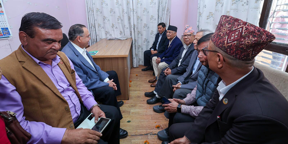 पहिलोपटक नेकपा एसको कार्यालय पुगे प्रधानमन्त्री ओली