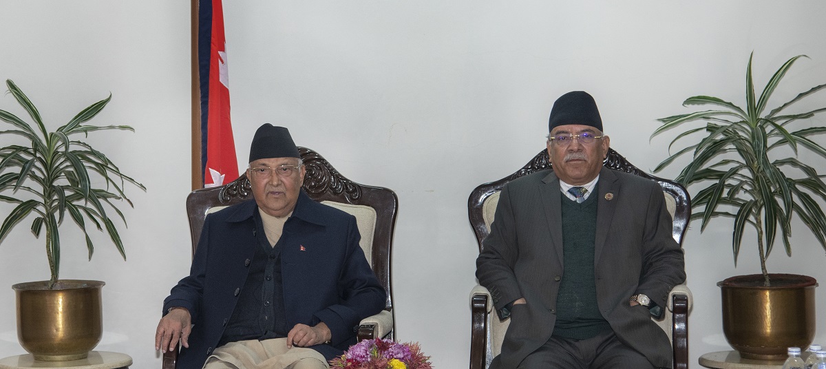 ओलीसँग निर्णायक वार्ताको लागि बालुवाटार पुगे प्रचण्ड
