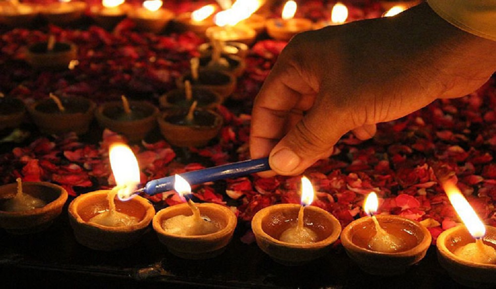 तिहारको दोस्रो दिन : कुकुर पूजा र लक्ष्मी पूजा गरिंदै