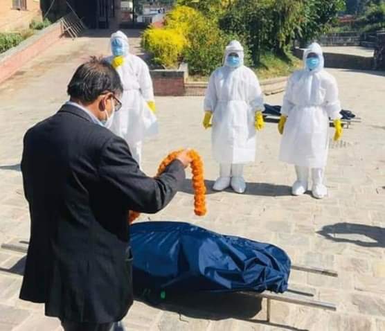 माला ओढाएर पत्नीलाई अन्तिम विदाइ गरे महराले, सेनाले गर्यो शवको व्यवस्थापन
