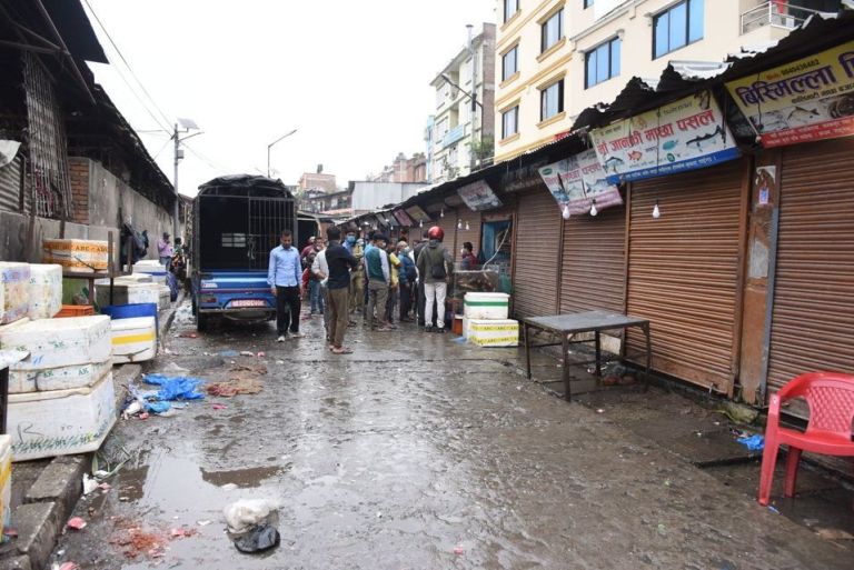 अनुगमन टोली पुगेपछि भागे माछा पसलका व्यापारी
