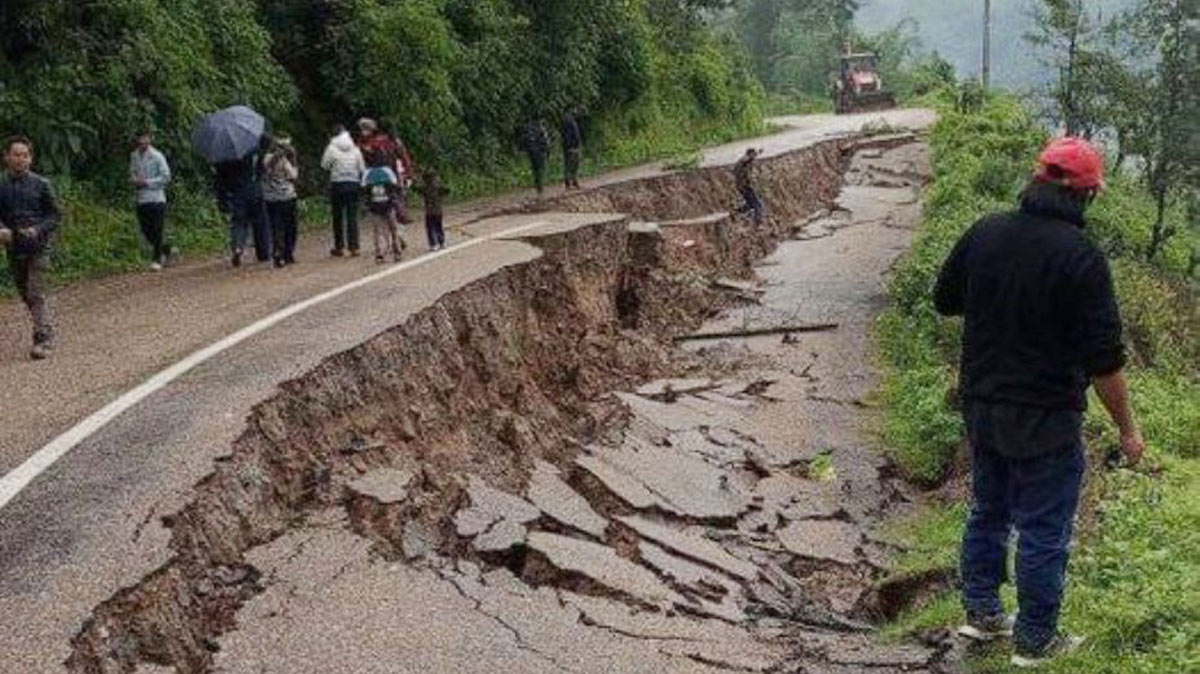 अविरल वर्षाले भोजपुरमा मध्यपहाडी लोकमार्ग भासियो