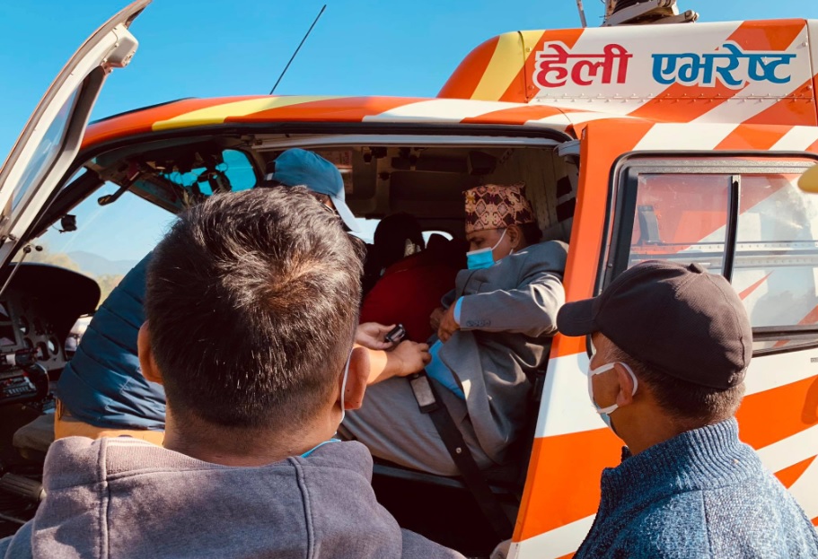 श्वासप्रश्वासमा समस्या देखिएपछि पूर्वसभामुख महराको श्रीमतीलाई हेलिकप्टरबाट काठमाडौं ल्याइयो