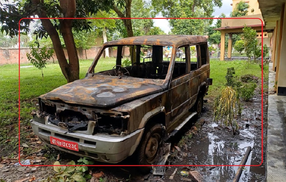 महेन्द्र मोरङ क्याम्पसमा विद्यार्थीको प्रदर्शन, परिक्षा नियन्त्रकको गाडीमा आगो लगाए