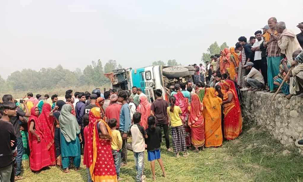 महोत्तरीमा यात्रुबाहक बस दुर्घटना, १५ जना घाइते