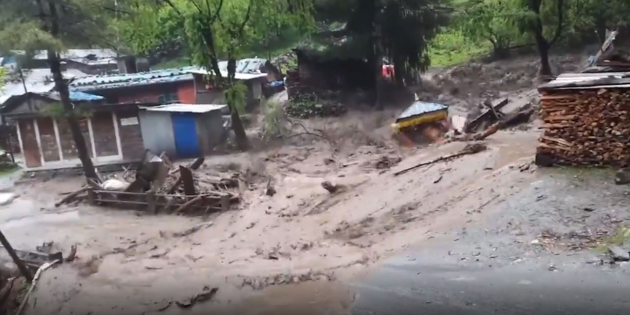 मनाङको चामेमा बाढीले ६ घर बगायो, प्रहरी कार्यालय नै डुबानमा