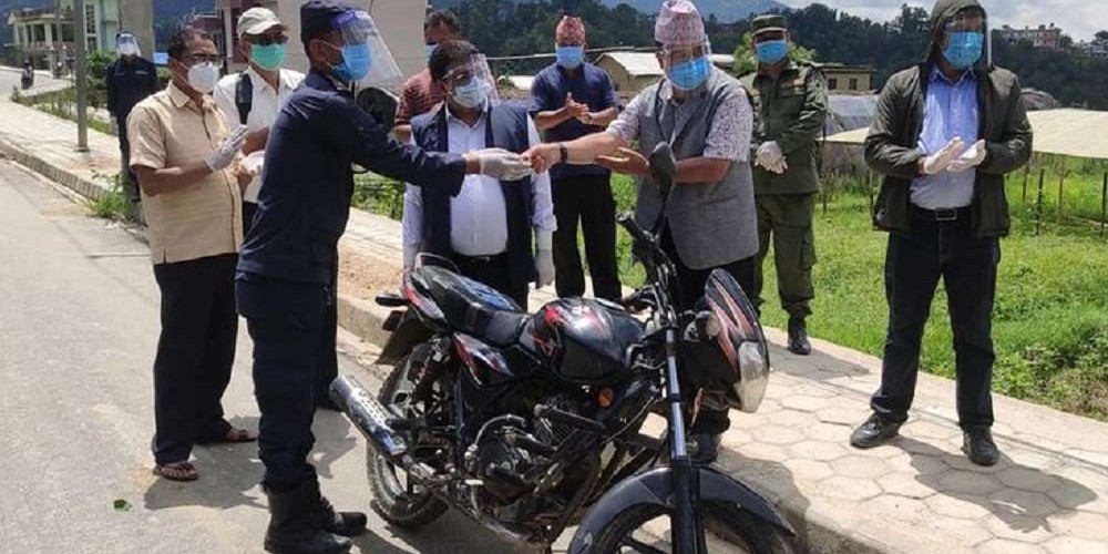 सांसद बस्नेतद्वारा मोटरसाइकल प्रदान