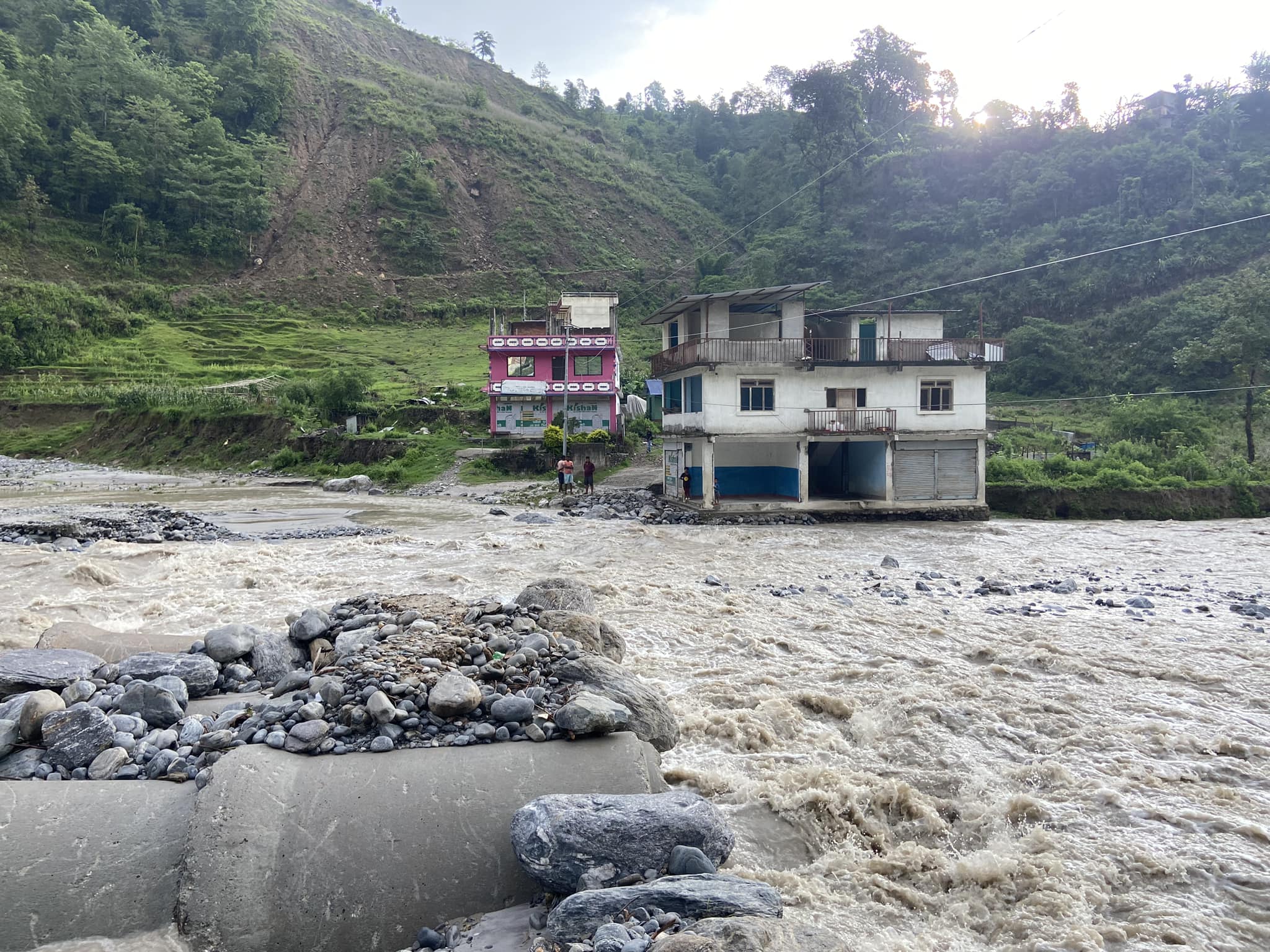 मेलम्चीमा उर्लिएको बाढीले बगायो अस्थायी पुल, आवतजावत गर्न कठिनाई