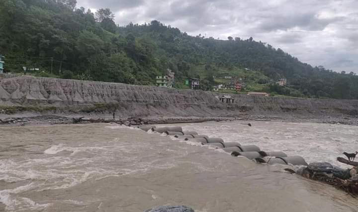 गएरातिको भीषण वर्षाका कारण मेलम्ची इन्द्रावती सडक पुनः अवरुद्ध
