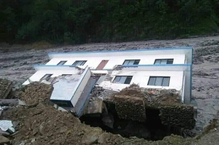 सिन्धुपाल्चोकमा फेरि बाढी : वडा कार्यालय, प्रहरी चौकी र विद्यालय भवन बगायो
