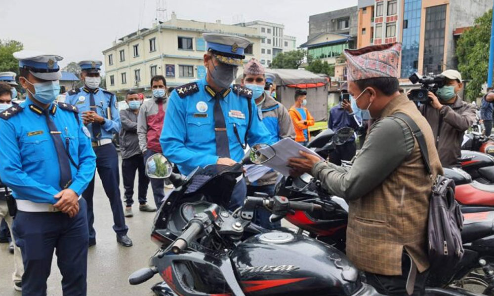 प्रहरीले चोरीका २१ वटा मोटरसाइकल धनीलाई बुझायो