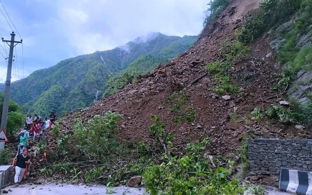 काली खोलामा पहिरो गएपछि नारायणगढ–मुग्लिन सडकखण्ड अवरुद्ध