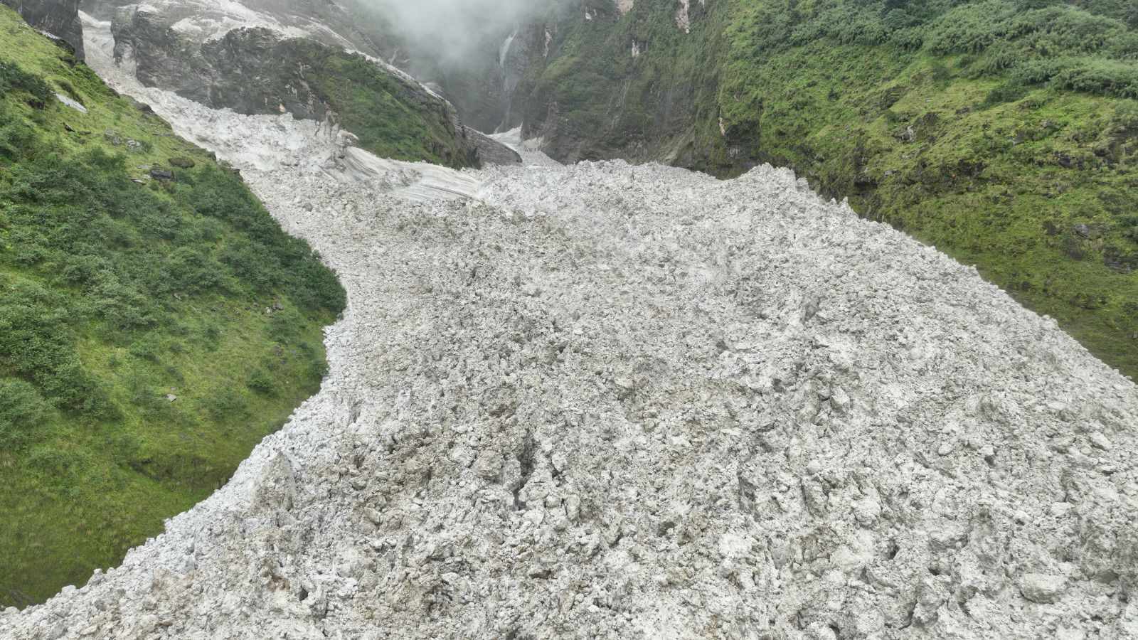 हिमपहिरोले थुनिएको बोक्से खोलाबाट पानी बग्न शुरु