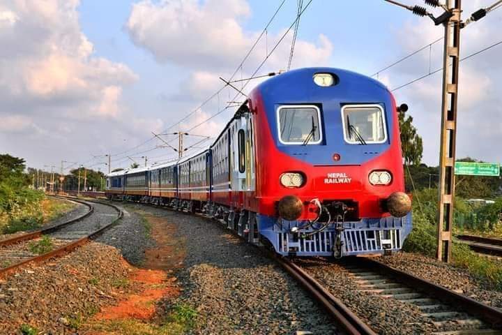 तस्वीरमा हेर्नुहोस् आजै जनकपुर आइपुग्न लागेको रेल