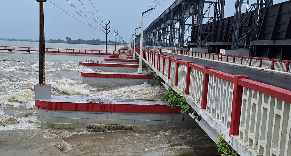 काेशी ब्यारेजबाट सप्तकाेशीमा बस खस्याे