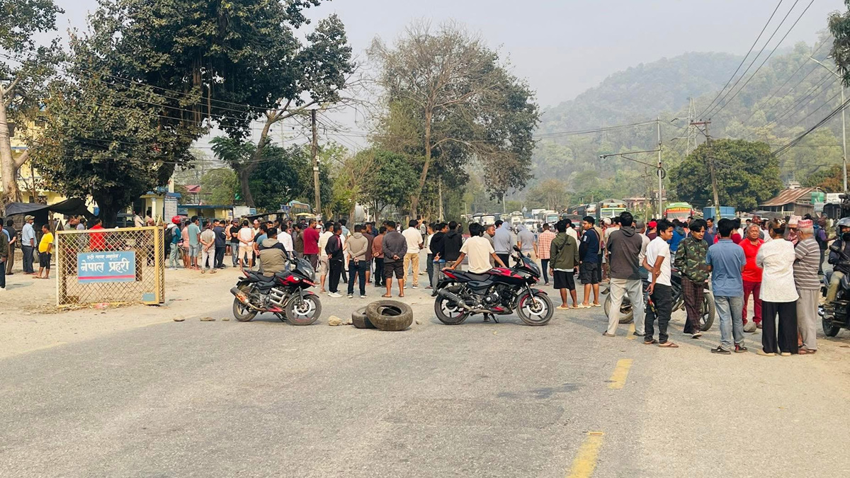 बसको ठक्करबाट युवकको मृत्यु भएपछि पूर्वपश्चिम राजमार्ग अवरुद्ध