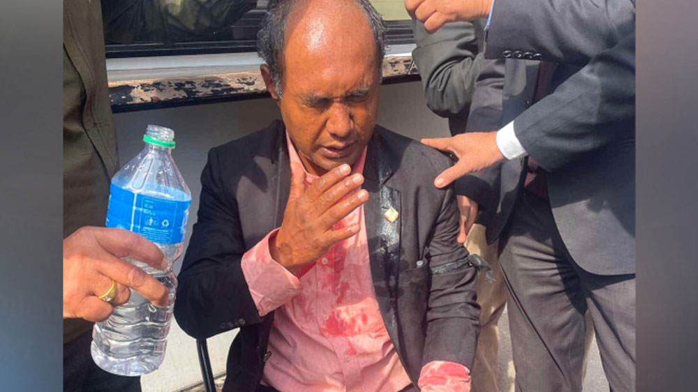 कानुन व्यवसायीको टाउकोमा प्रहरीको लाठ्ठी बर्सियो, एक दर्जन घाइते