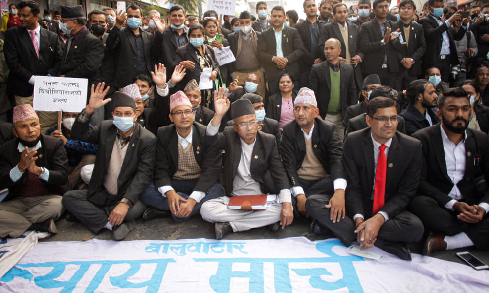 प्रधानन्यायाधीशको राजीनामा माग गर्दै  प्रधानमन्त्री निवाससम्म असन्तुष्ट पक्षको मार्चपास