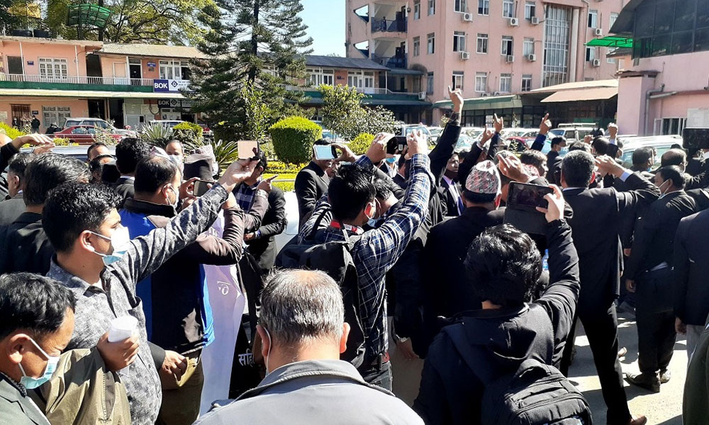 प्रधानन्यायाधीशको राजीनामा माग गर्दै सर्वोच्चदेखि बालुवाटारसम्म मार्चपास
