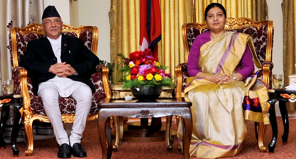 आकस्मिक स्थायी कमिटी बैठक सकेर राष्ट्रपतिलाई भेट्न शीतलनिवास पुगे प्रधानमन्त्री