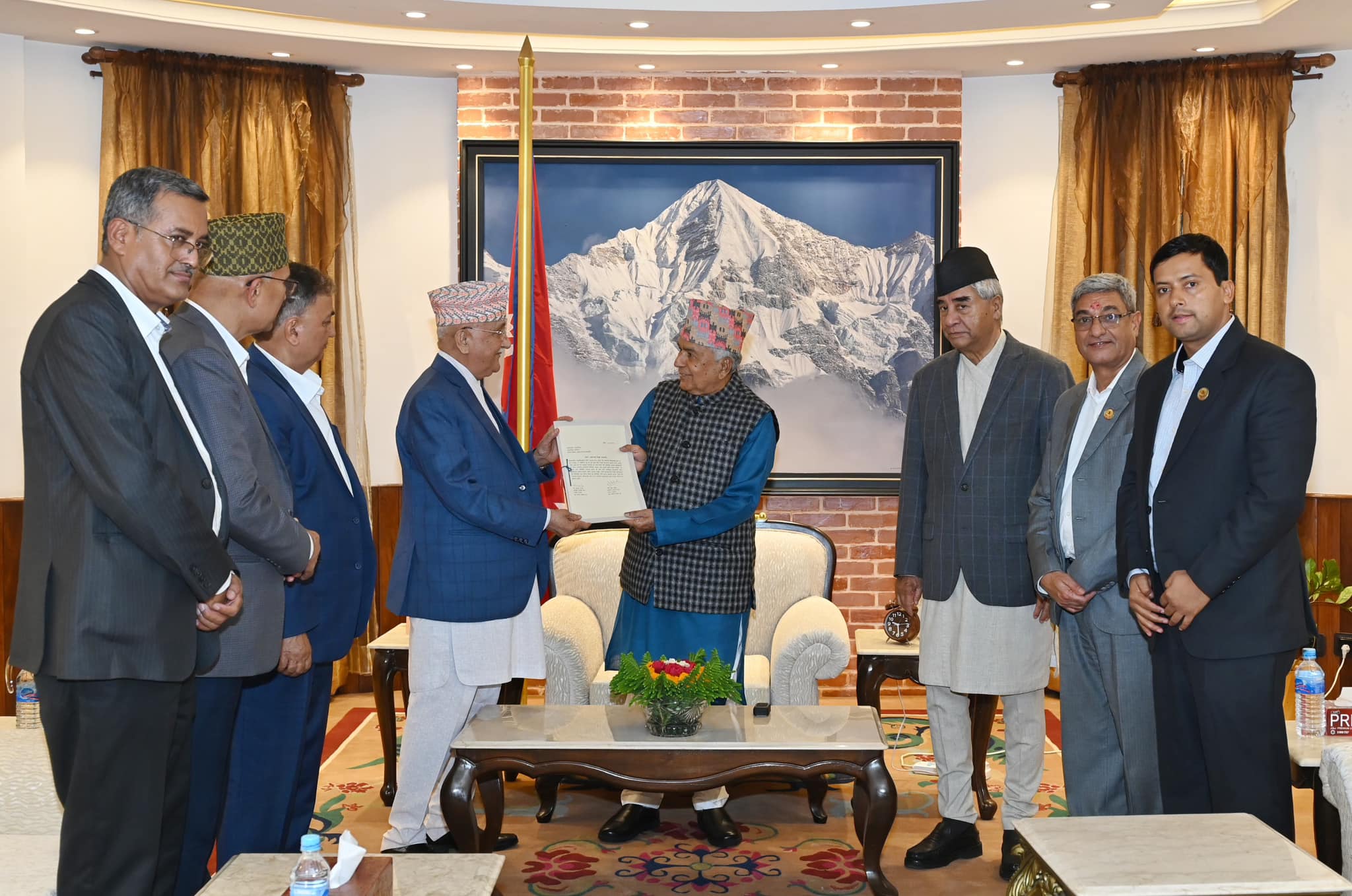 कांग्रेस र एमालेद्वारा अध्यक्ष ओलीलाई प्रधानमन्त्रीमा नियुक्तिका लागि दाबी पेस