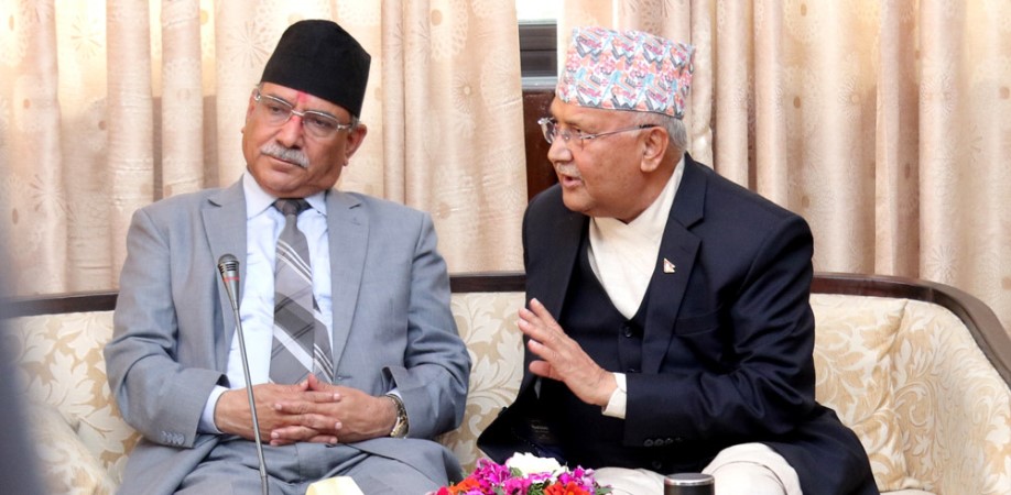 अरूतिर हेर्दै, प्रचण्डलाई झटारो हान्दै ओली
