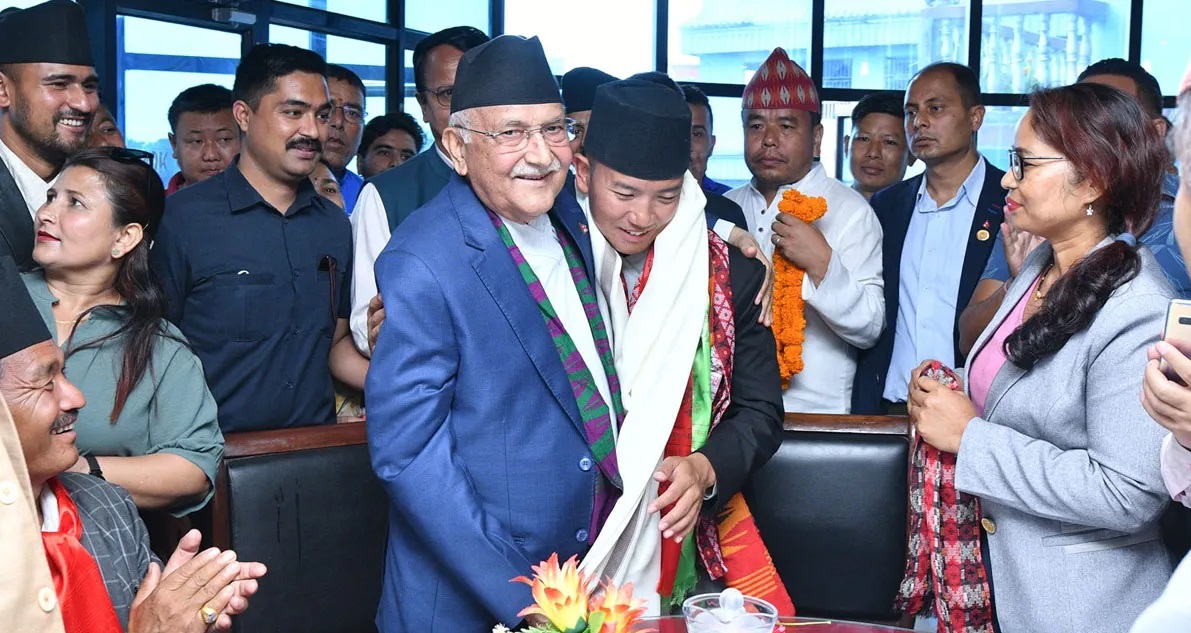 सुहाङको विजय सभालाई सम्बोधन  गर्न ओली इलाममा